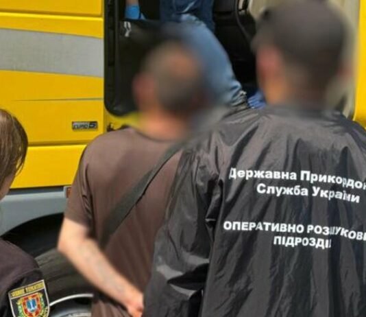 В Одесской области остановили грузовик с «живым грузом»: в прицепе нашли 10 мужчин
