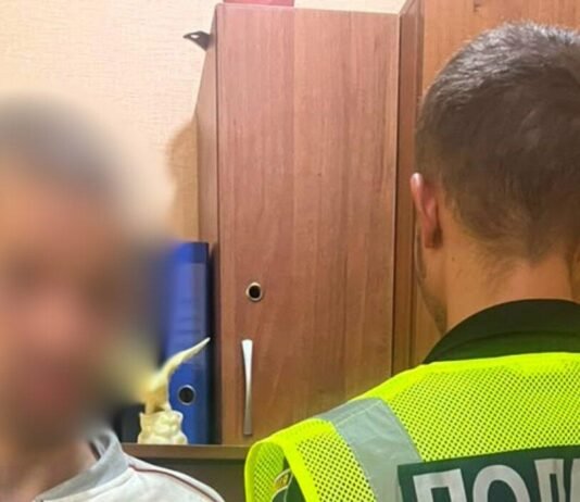 В Одессе мужчина сорвал и попрал государственный флаг: ему сообщили о подозрении