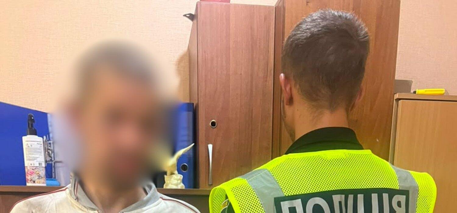 В Одессе мужчина сорвал и попрал государственный флаг: ему сообщили о подозрении