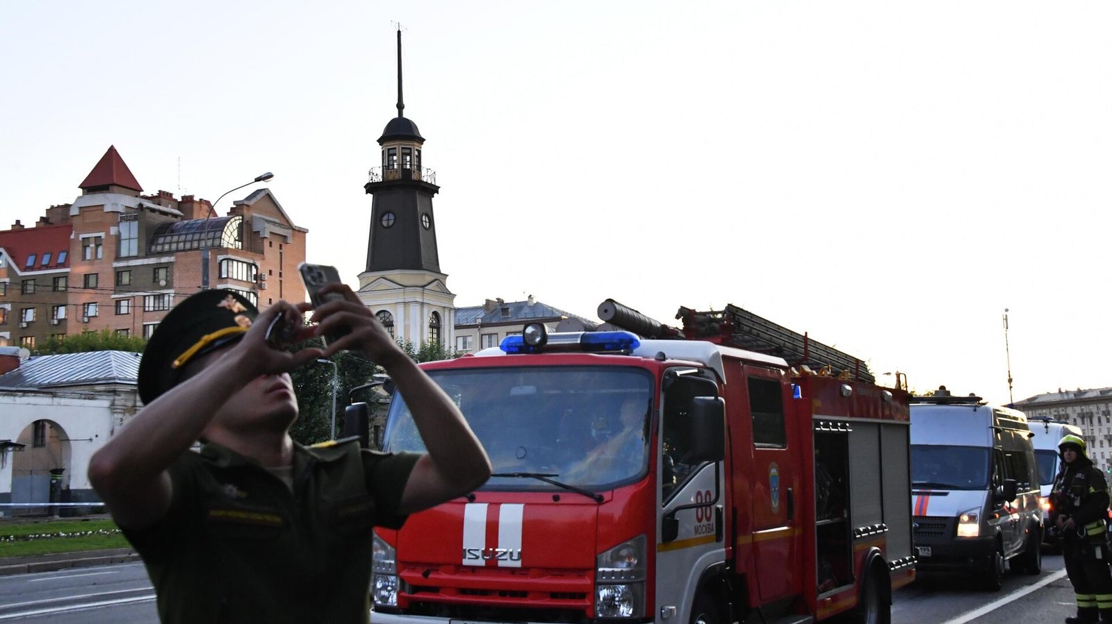 Москва под массированной атакой дронов: Собянин заявляет о «сбивании» десятков БПЛА