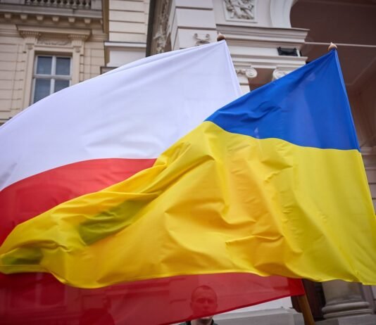 Впервые с 2022 года: большинство поляков выступает против приема украинских беженцев — опрос