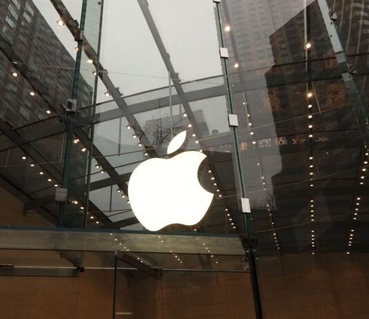Apple обвинила OpenAI в краже секретных разработок для ИИ-гаджета