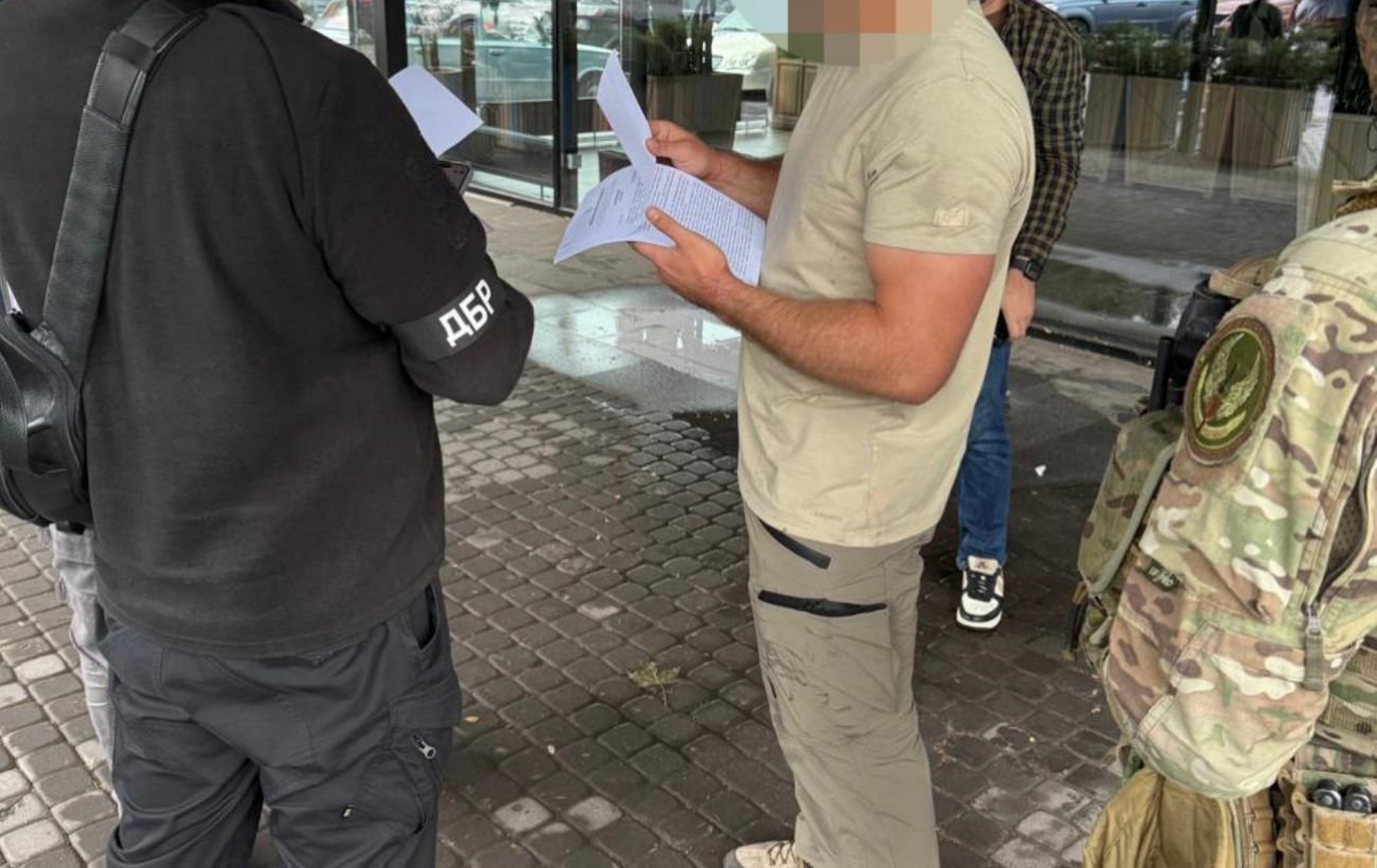 Сломал челюсть капеллану и ребро подполковнику: ДБР задержало военного из «Скелі»