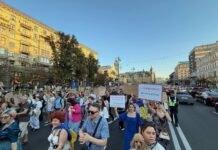 «Нам не смешно»: в Киеве, Львове, Днепре начались масштабные акции в поддержку Федорова (видео)