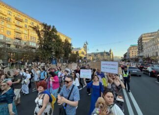 «Нам не смешно»: в Киеве, Львове, Днепре начались масштабные акции в поддержку Федорова (видео)