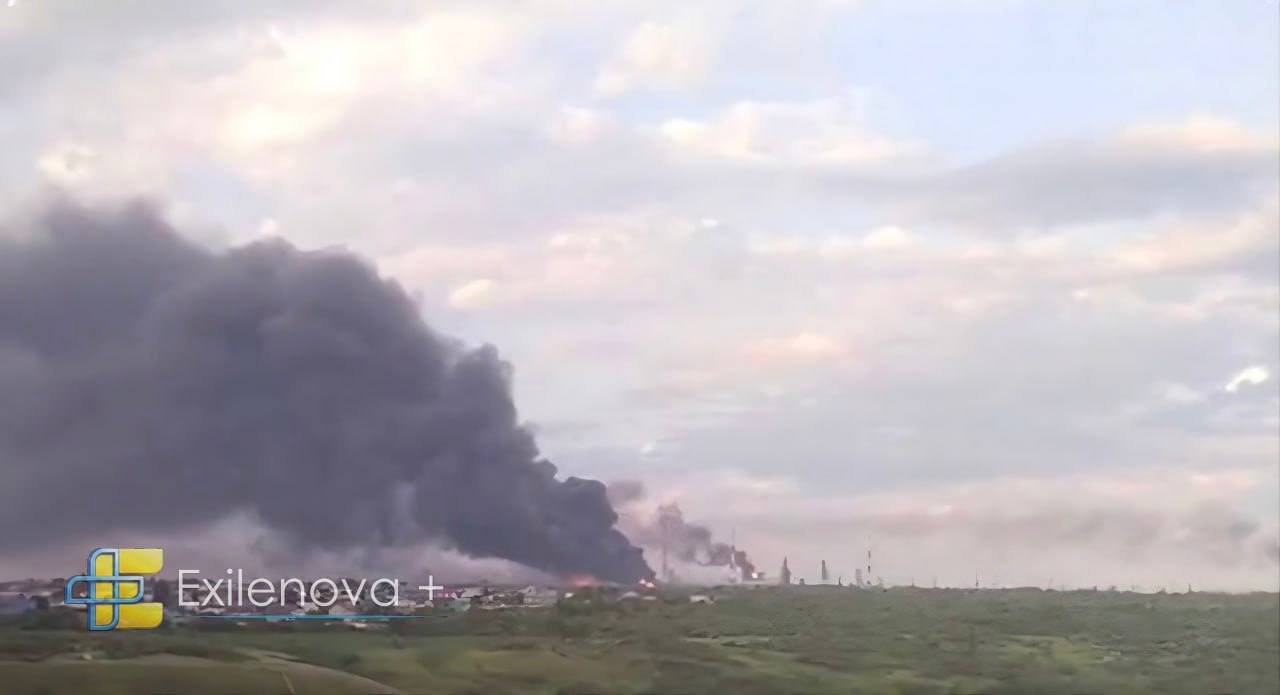 В российском Сизране прогремела серия взрывов: под атакой дронов находится местный НПЗ (фото)
