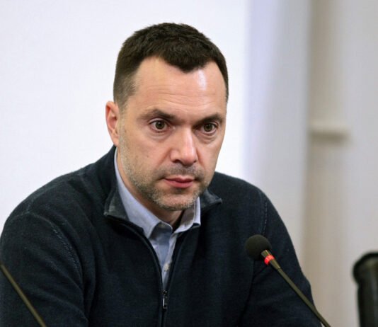 «Был вынужден»: Арестович объяснил свои громкие слова о «2–3 залпах» ракет РФ в 2022 году