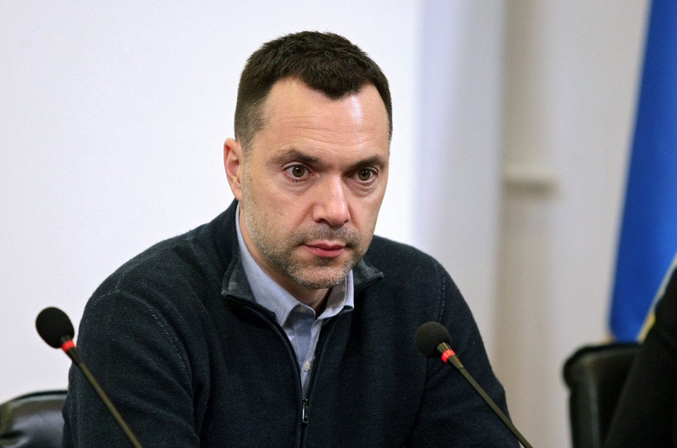 «Был вынужден»: Арестович объяснил свои громкие слова о «2–3 залпах» ракет РФ в 2022 году