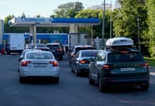 Воспитательный час на заправке. В РФ учителей «мобилизовали» успокаивать в очередях водителей