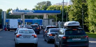 Воспитательный час на заправке. В РФ учителей «мобилизовали» успокаивать в очередях водителей