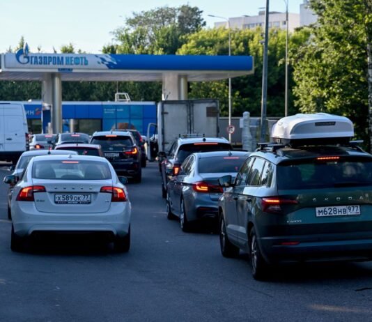 Воспитательный час на заправке. В РФ учителей «мобилизовали» успокаивать в очередях водителей