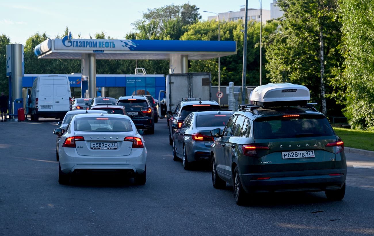 Воспитательный час на заправке. В РФ учителей «мобилизовали» успокаивать в очередях водителей