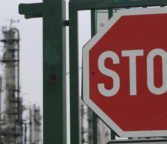 ЕС впервые наказал санкциями НПЗ Грузии за переработку российской нефти