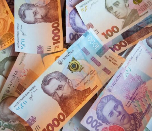 Зарплаты украинцев выросли: Госстат назвал самые оплачиваемые профессии