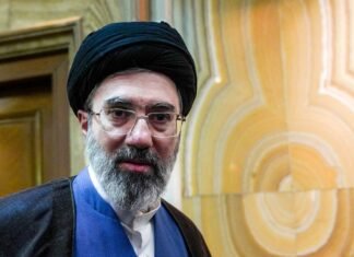 Раненый после атаки США лидер Ирана не явился даже на похороны отца