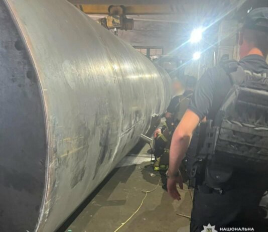 Отравились парами краски: в Одесской области спасатели доставали людей из водонапорной башни.