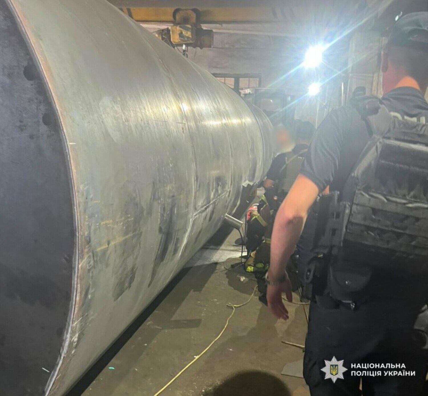 Отравились парами краски: в Одесской области спасатели доставали людей из водонапорной башни.