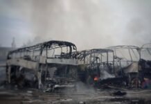 Одесса пережила еще одну атаку: горят автобусы, повреждены дома и есть раненые, — ФОТО