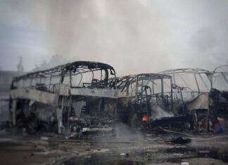 Одесса пережила еще одну атаку: горят автобусы, повреждены дома и есть раненые, — ФОТО