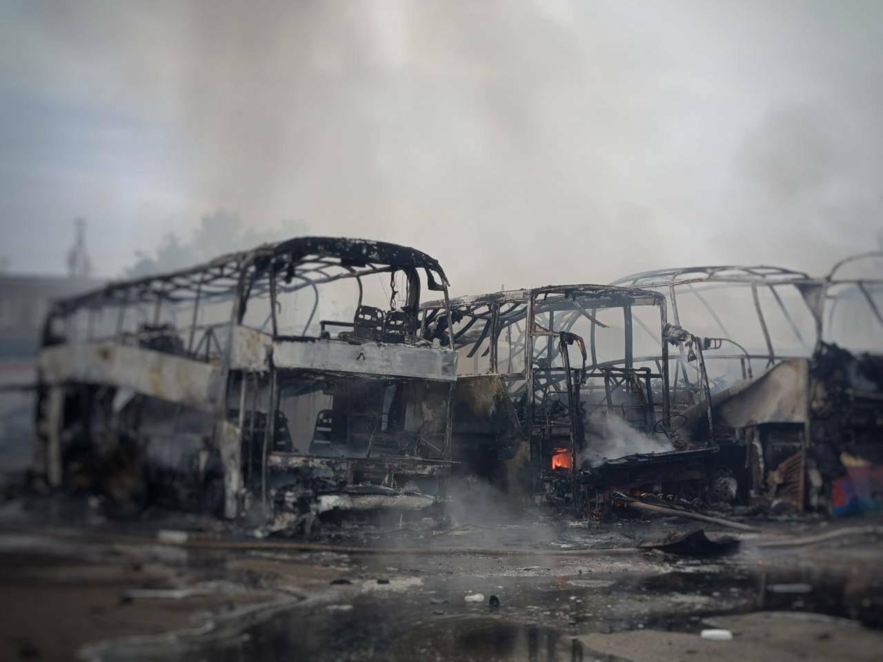 Одесса пережила еще одну атаку: горят автобусы, повреждены дома и есть раненые, — ФОТО