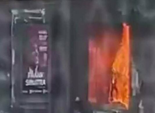В Одессе горит помещение, где годами живет бездомный, — ВИДЕО