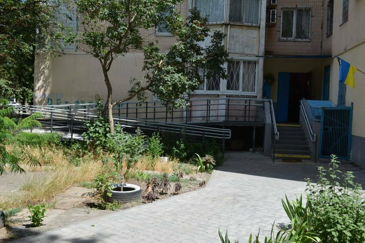 Безбарьерная Одесса: как меняют тротуары, остановки и перекрестки