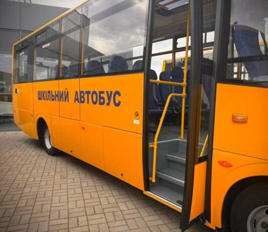 В Одессе появились два новых инклюзивных школьных автобуса для детей