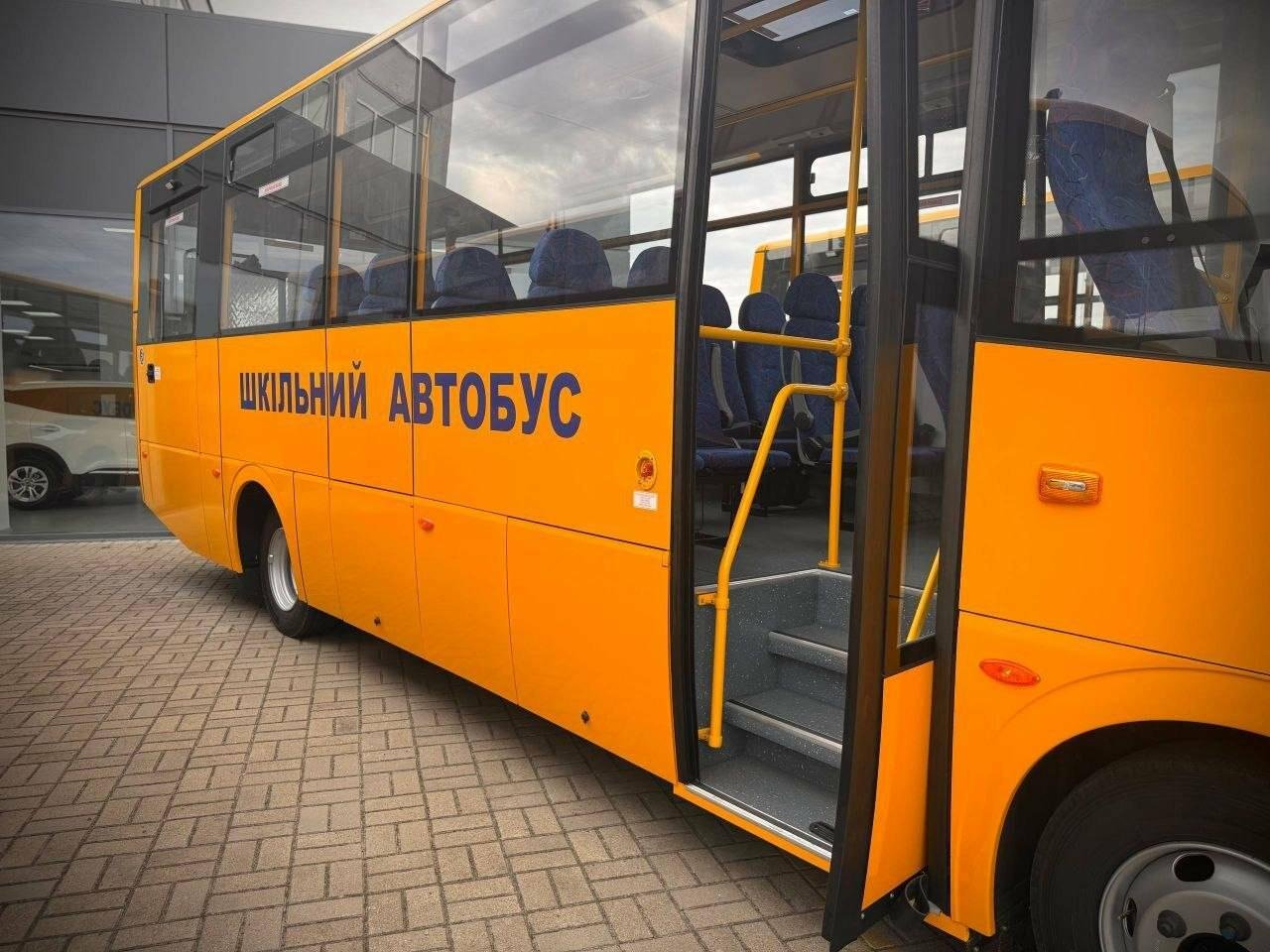 В Одессе появились два новых инклюзивных школьных автобуса для детей