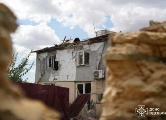 Росія вдарила ракетою по передмістю Одеси: спалахнув будинок, — ОНОВЛЕНО