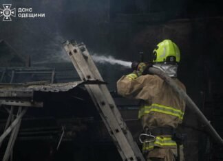 В Одессе загорелся масштабный пожар на складе с древесиной: огонь охватил 200 квадратов