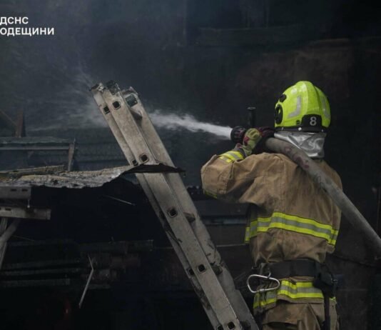 В Одессе загорелся масштабный пожар на складе с древесиной: огонь охватил 200 квадратов