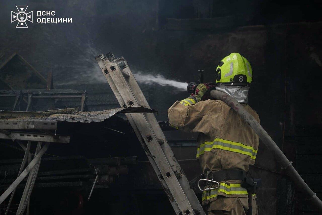 В Одессе загорелся масштабный пожар на складе с древесиной: огонь охватил 200 квадратов