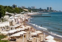 Шезлонги есть, разрешений нет: депутаты проверят 10 пляжей Одессы