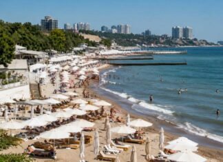 Шезлонги есть, разрешений нет: депутаты проверят 10 пляжей Одессы