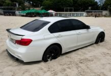 В Одессе водитель BMW проигнорировала знак и застряла прямо на пляже