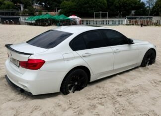 В Одессе водитель BMW проигнорировала знак и застряла прямо на пляже