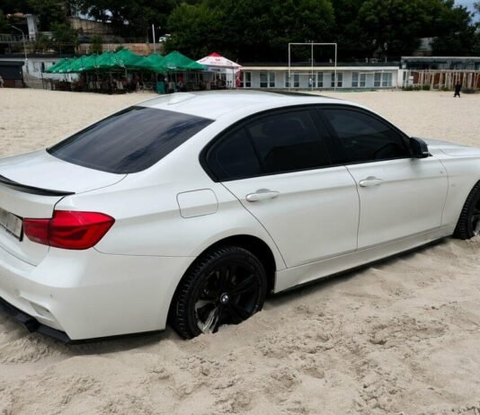 В Одессе водитель BMW проигнорировала знак и застряла прямо на пляже