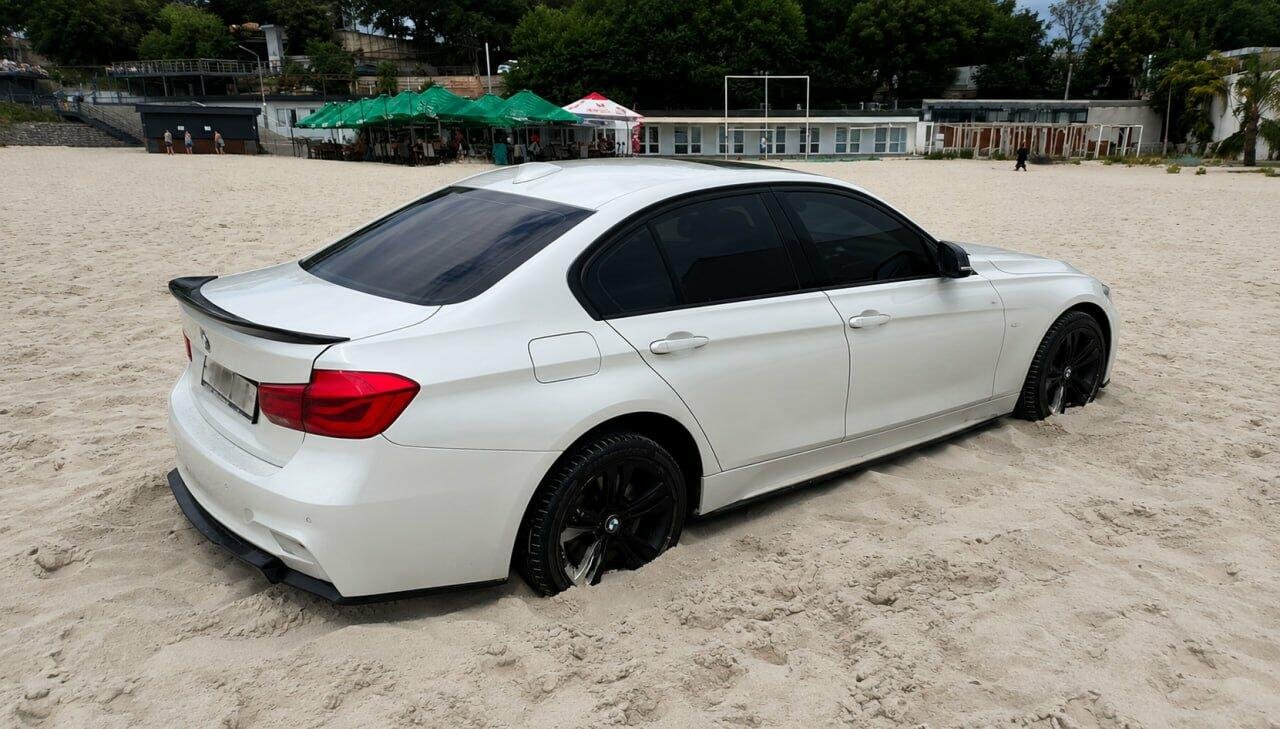 В Одессе водитель BMW проигнорировала знак и застряла прямо на пляже