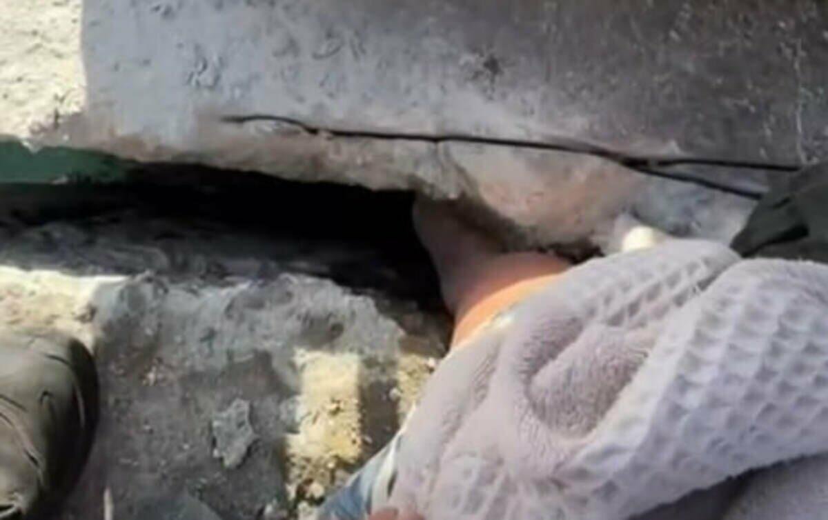 В Одессе женщина попала в ловушку на пирсе: спасателям пришлось резать бетон