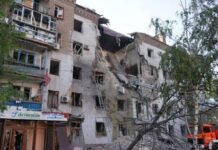 Российские КАБы разрушили два этажа пятиэтажки в Запорожье, есть погибшие