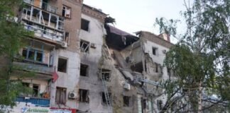 Российские КАБы разрушили два этажа пятиэтажки в Запорожье, есть погибшие