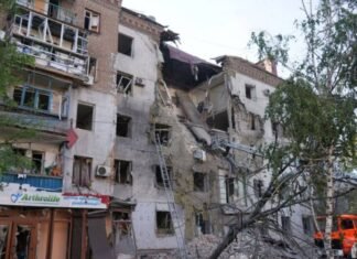 Российские КАБы разрушили два этажа пятиэтажки в Запорожье, есть погибшие