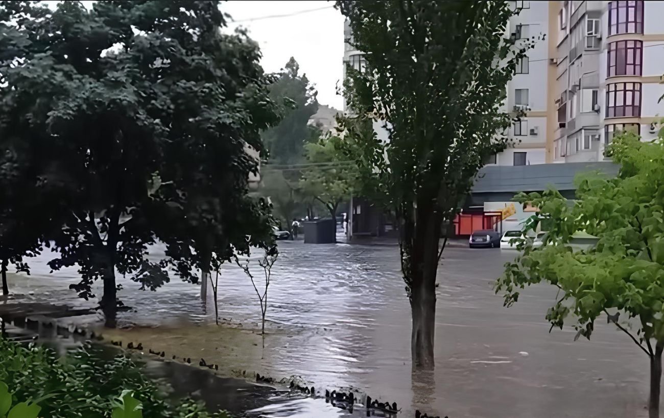 Плывут авто и мусорные баки. Часть Одессы затопило во время сильного ливня (видео)