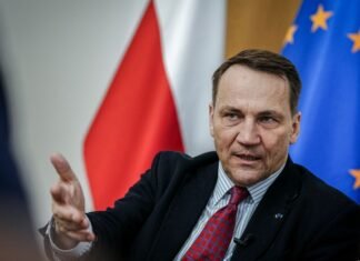 Сикорский предупредил, что загнанный в угол Путин может пойти на «чего-то рискованного»