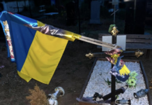 Свергнутый флаг и разбросанные лампадки: в Одесской области расследуют надругательство над могилой воина
