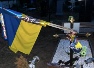 Свергнутый флаг и разбросанные лампадки: в Одесской области расследуют надругательство над могилой воина