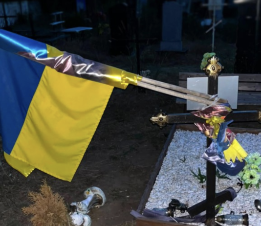 Свергнутый флаг и разбросанные лампадки: в Одесской области расследуют надругательство над могилой воина