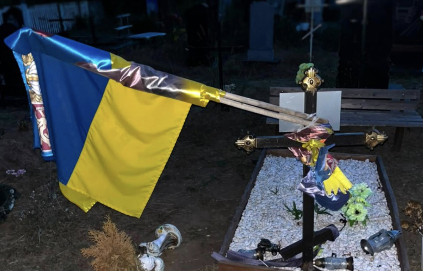 Свергнутый флаг и разбросанные лампадки: в Одесской области расследуют надругательство над могилой воина