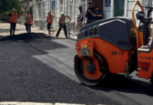 В Одессе идет масштабный ремонт дороги: водителей и пешеходов предупредили об ограничениях