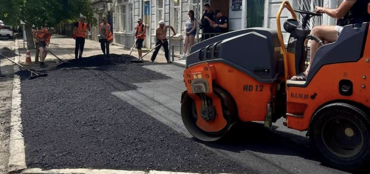 В Одессе идет масштабный ремонт дороги: водителей и пешеходов предупредили об ограничениях
